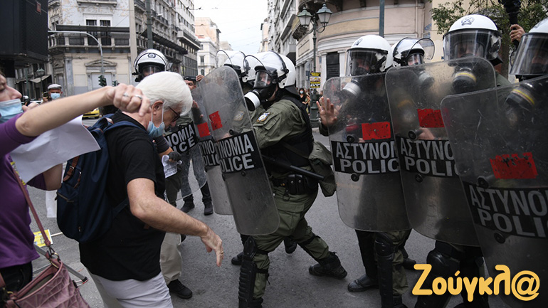 Ένταση και δακρυγόνα στην αντιφασιστική και αντιρατσιστική πορεία στην Ομόνοια